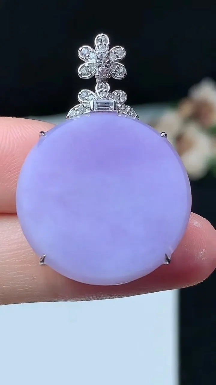 天然A货翡翠k金紫罗兰无事牌吊坠，尺寸23.8-6，重量:5.30g
11月26日