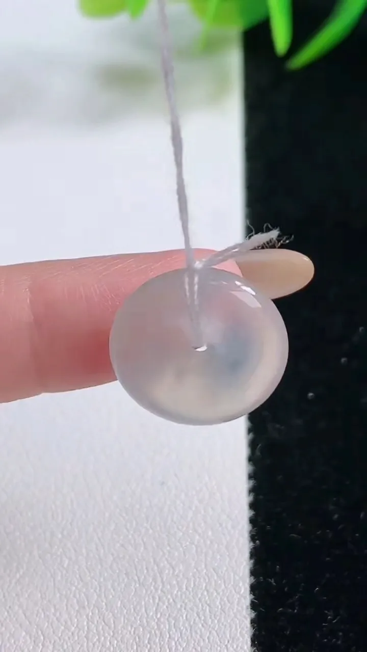 天然A货翡翠平安扣吊坠，尺寸16.6-4.3，重量:2.77g
11月26日