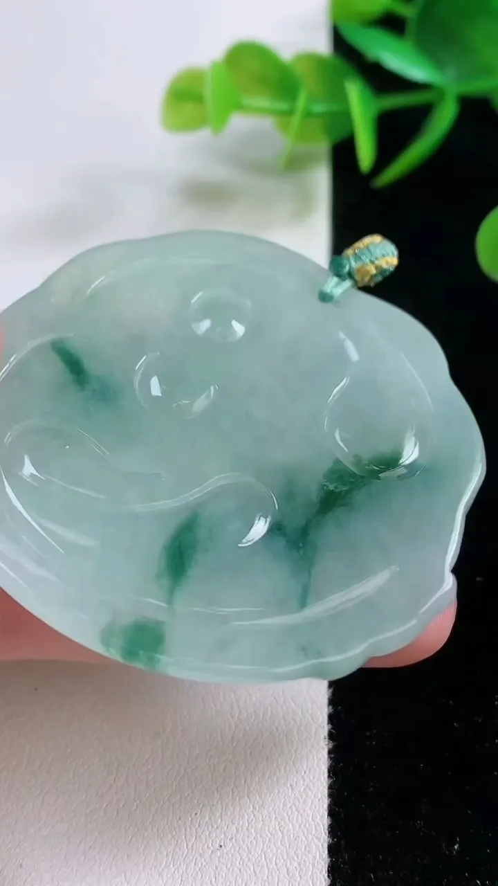 天然A货翡翠飘花普贤菩萨吊坠，尺寸52-50.4-5.5，重量:28.90g
11月26日