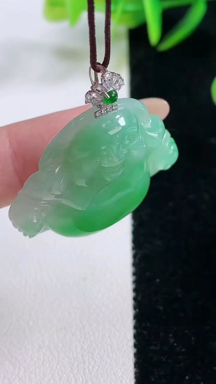 天然A货翡翠佛公吊坠，尺寸29.5-32.4-7.5，重量:11.17g
11月26日
