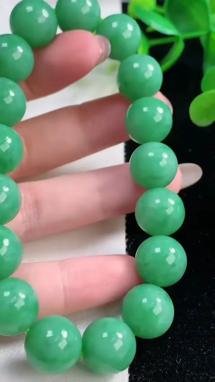 天然A货翡翠圆珠手串，尺寸12.6-17颗，重量:57.99g11月26日
工厂直销收藏佳品,种好水足，色泽均匀，有种有色，上手高大气！