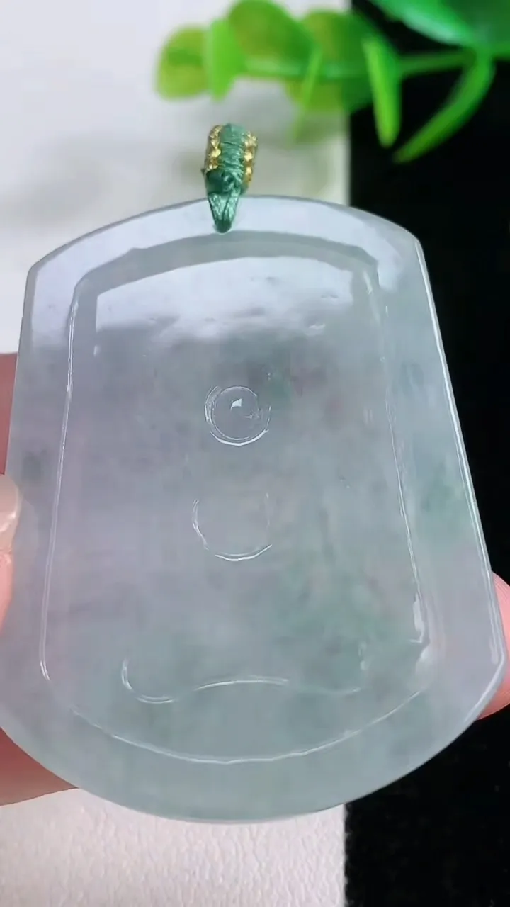 天然A货翡翠阿弥陀佛吊坠，尺寸49.8-37.6-4.9，重量:20.30g
11月26日