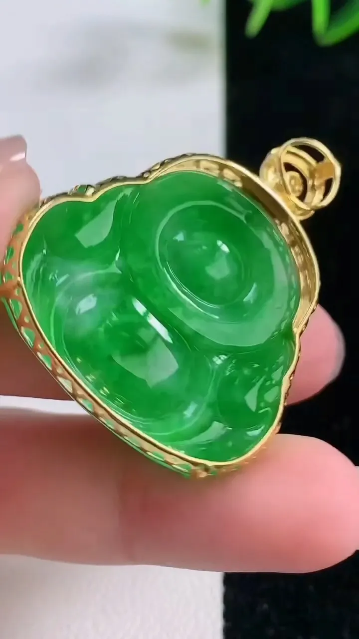 天然A货翡翠佛公吊坠，尺寸36.2-27.7-32.8-9.4，重量:10.00g
11月26日