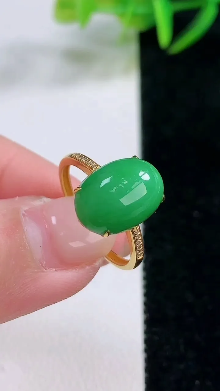 天然A货翡翠蛋面戒指，尺寸17.7-13-9.1-6.2，重量:2.19g2025年11月26日
工
