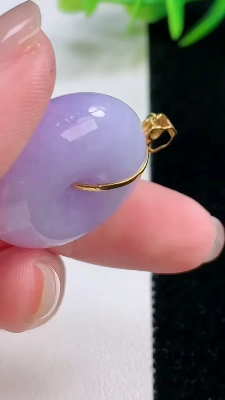 天然A货翡翠18K金紫罗兰平安扣吊坠，尺寸26.4-10.8，重量:16.85g
11月26日