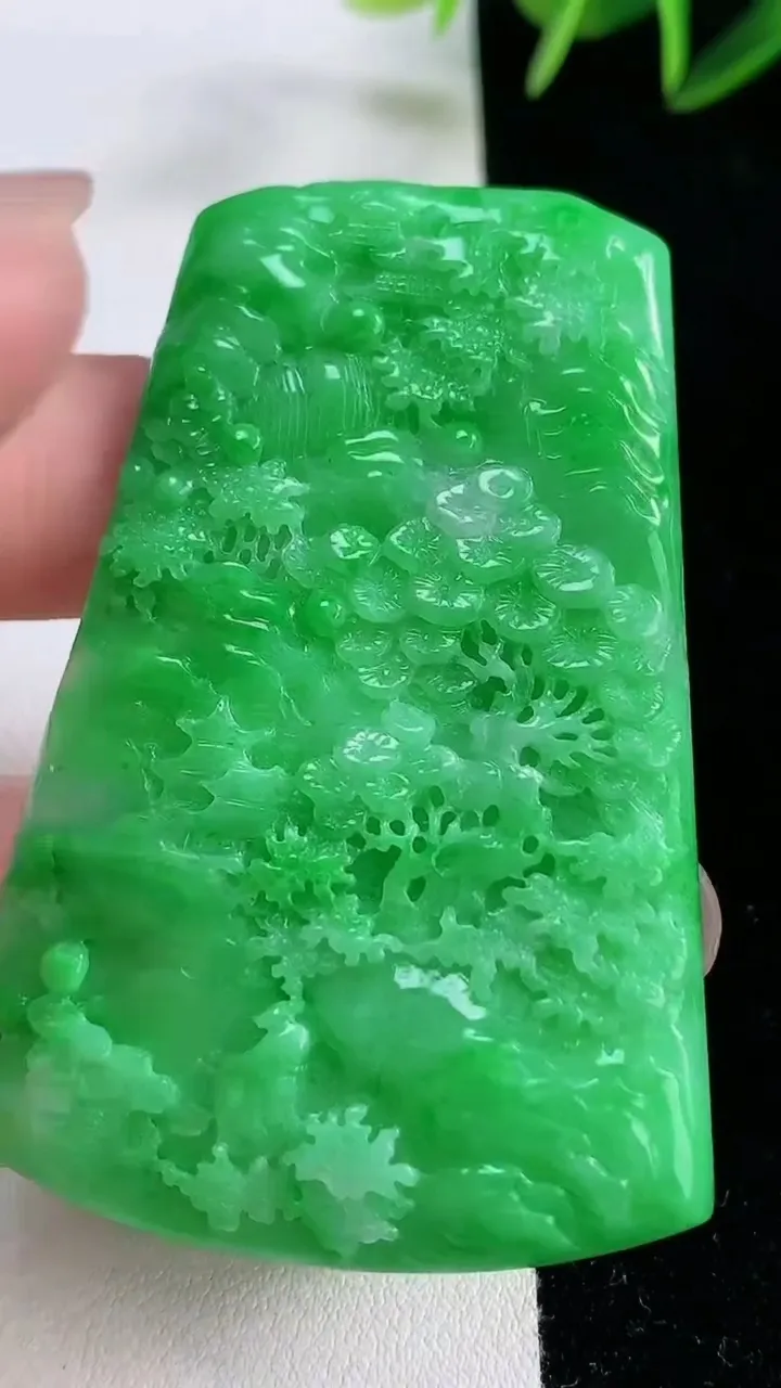 天然A货翡翠山水牌吊坠，尺寸62.4-42-5.3，重量:31.09g
11月26日