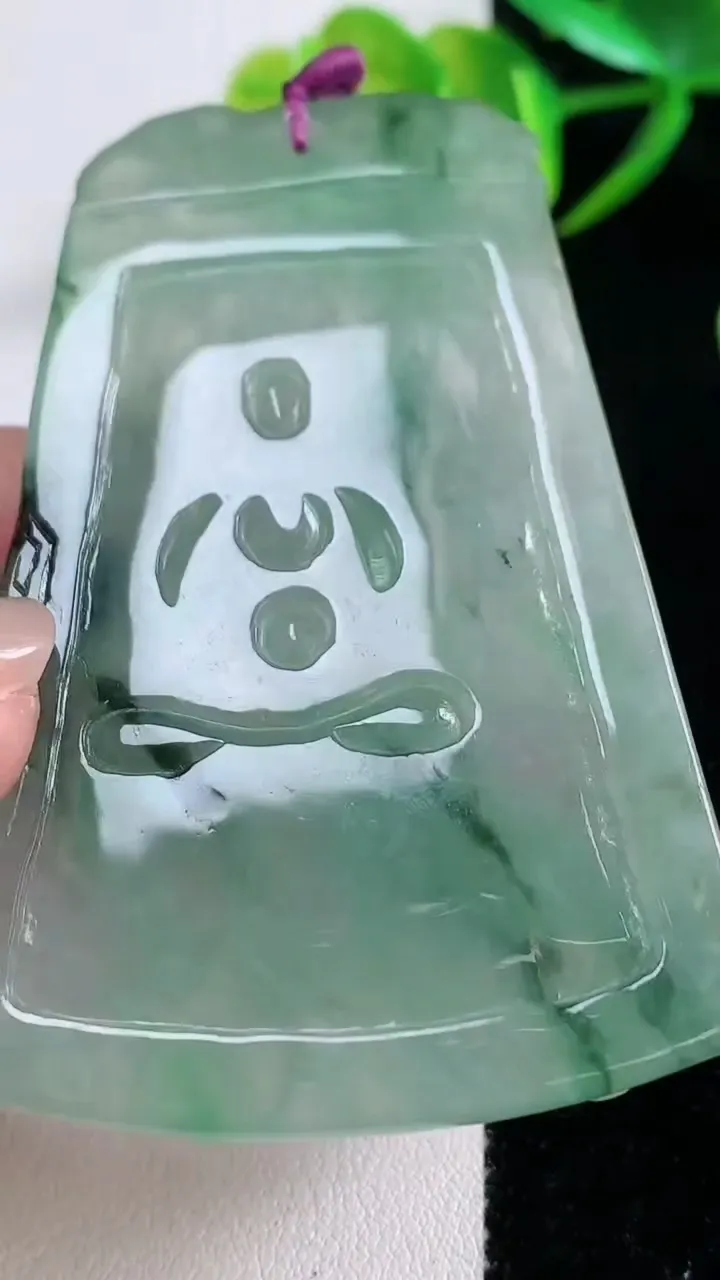 天然A货翡翠虚空藏菩萨吊坠，尺寸70-45.6-4.6，重量:31.41g
11月26日