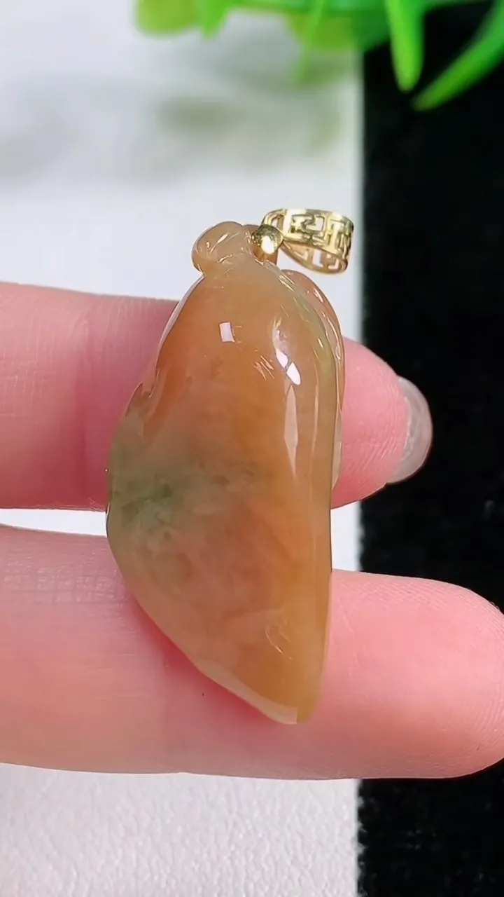 天然A货翡翠18K金双彩福瓜吊坠，尺寸32.2-14.4-12，重量:8.90g
11月26日
