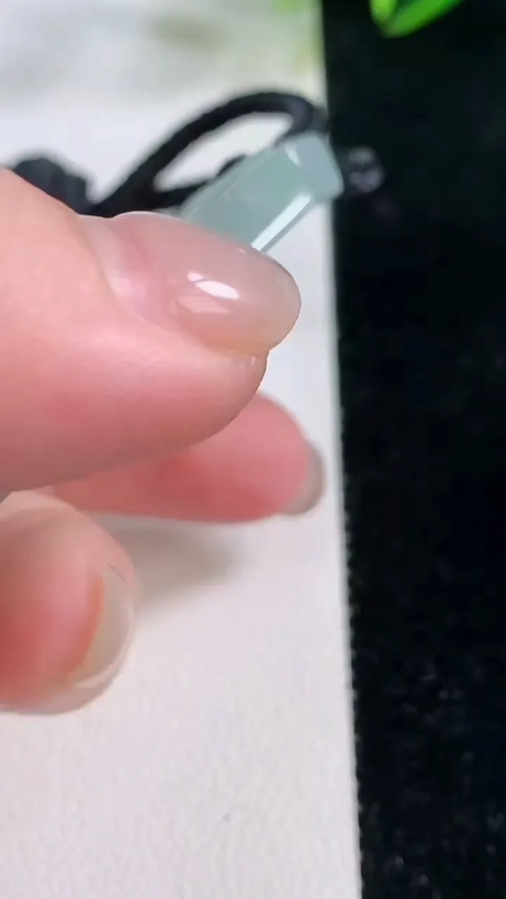 天然A货翡翠仿古无事牌吊坠，尺寸55-41.7-5.1，重量:35.50g
11月26日