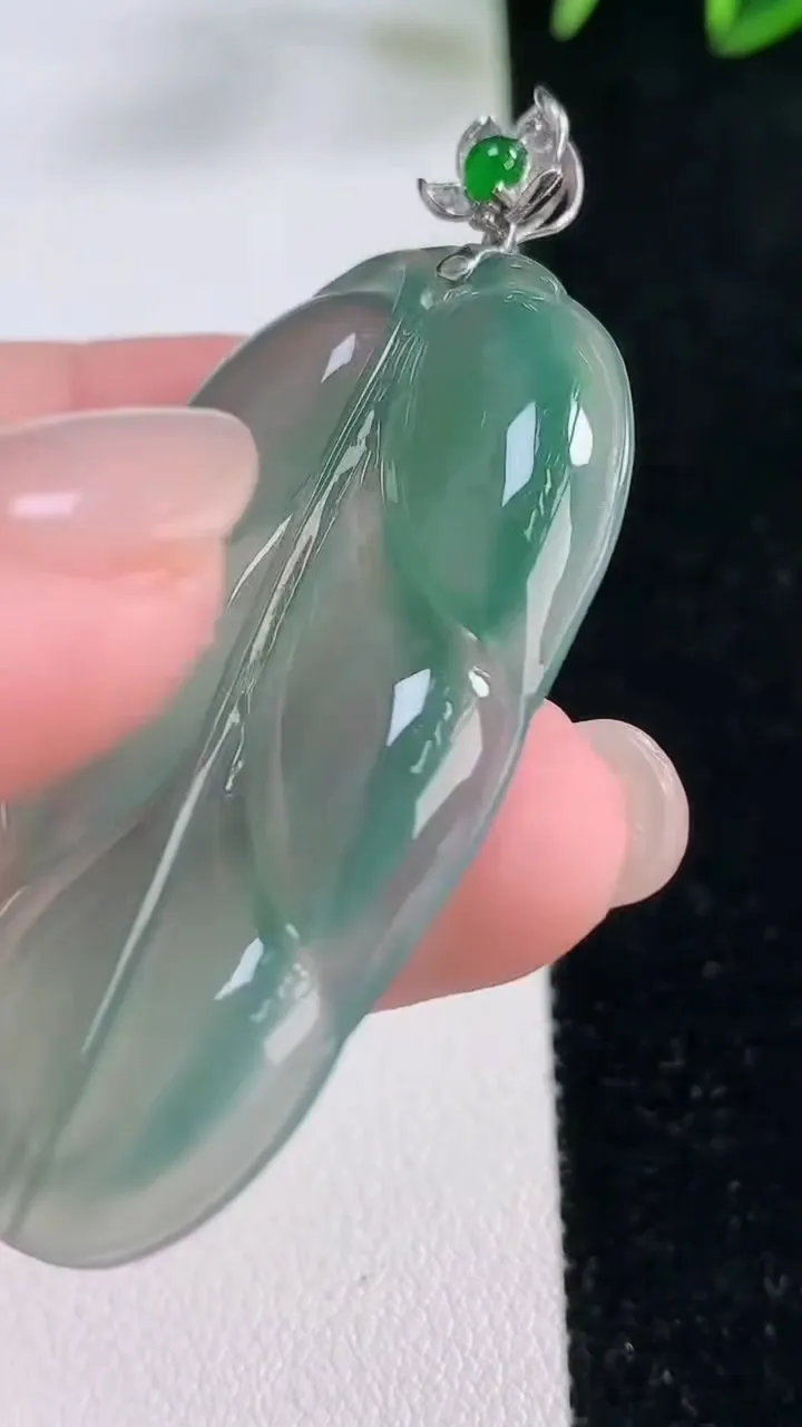 天然A货翡翠金枝玉叶 叶子吊坠，尺寸46.2-26-4.5，重量:14.80g
11月26日