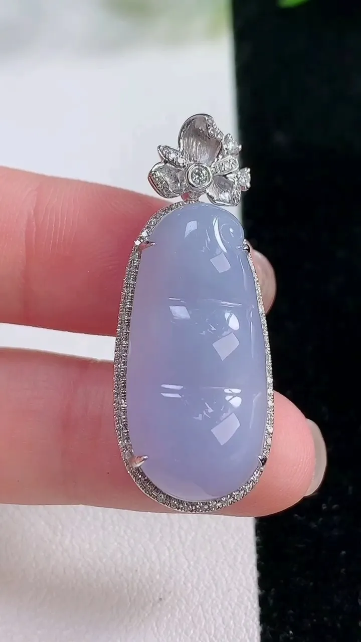 天然A货翡翠18K金紫罗兰福豆吊坠，尺寸37.2-15.2-8.3
11月26日