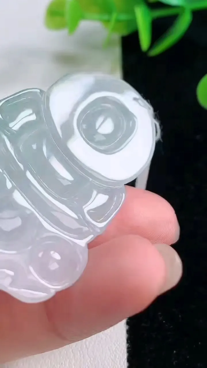 天然A货翡翠冰种飘花观音菩萨吊坠，尺寸52.4-35.7-5.9，重量:17.97g
11月26日