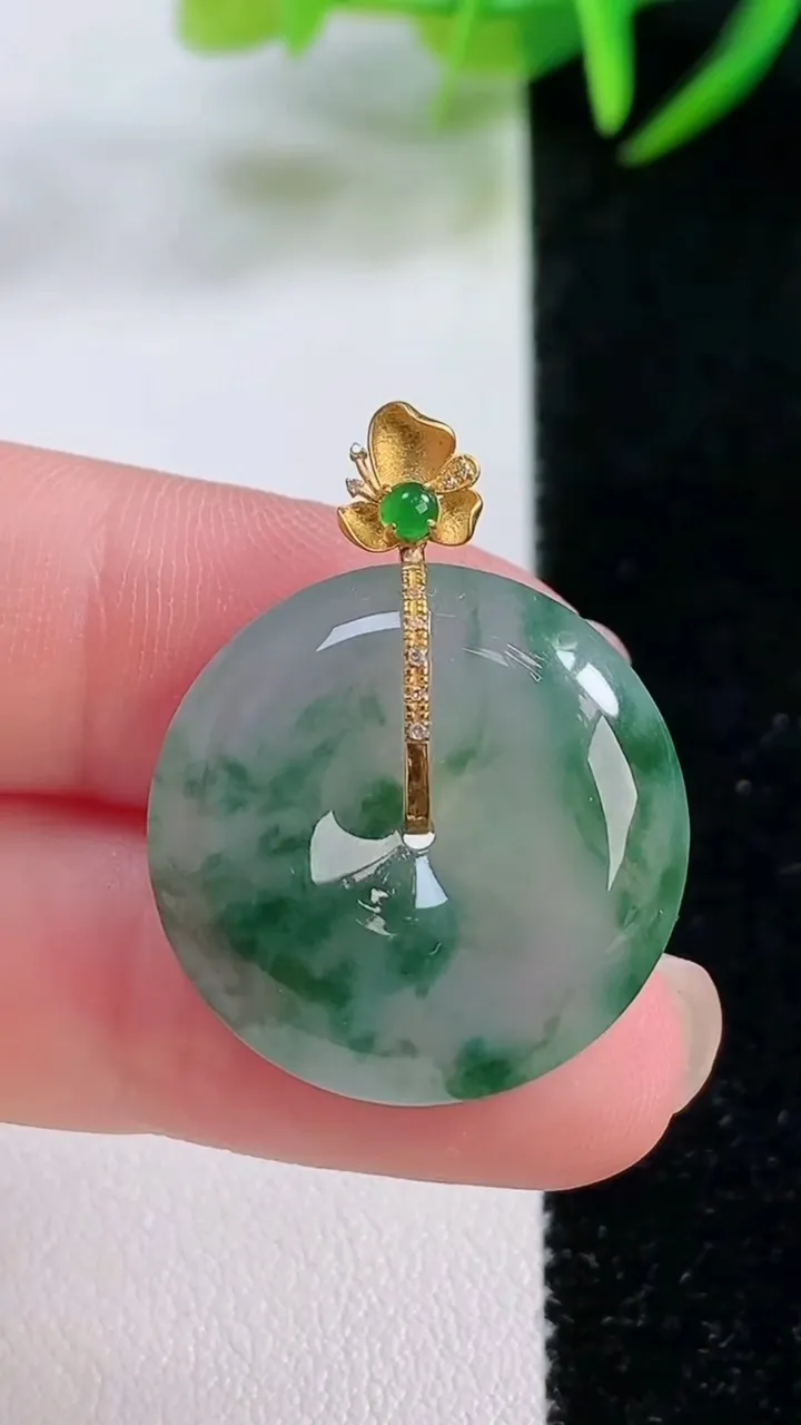 天然A货翡翠种飘花平安扣吊坠，尺寸22.8-5.6，重量:6.80g
11月26日