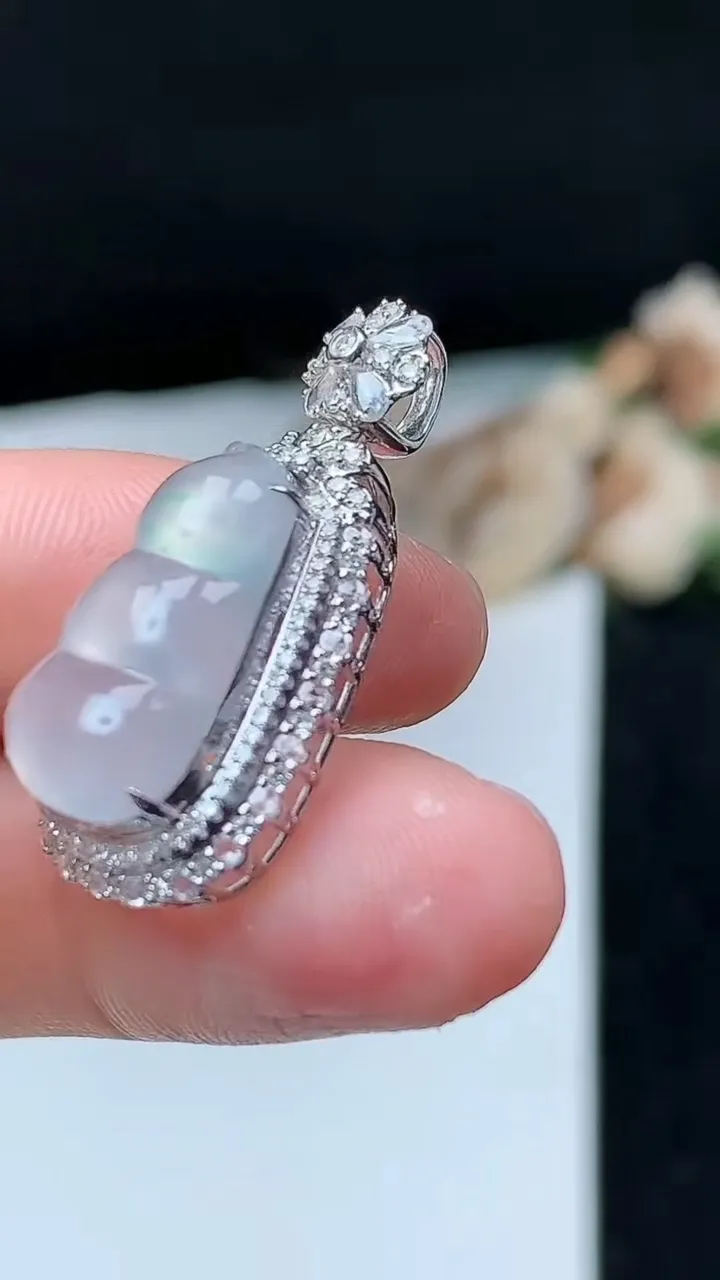 天然A货翡翠福豆吊坠，尺寸29.2-14-10，裸石17.4-10.2，重量:3.42g
11月26日