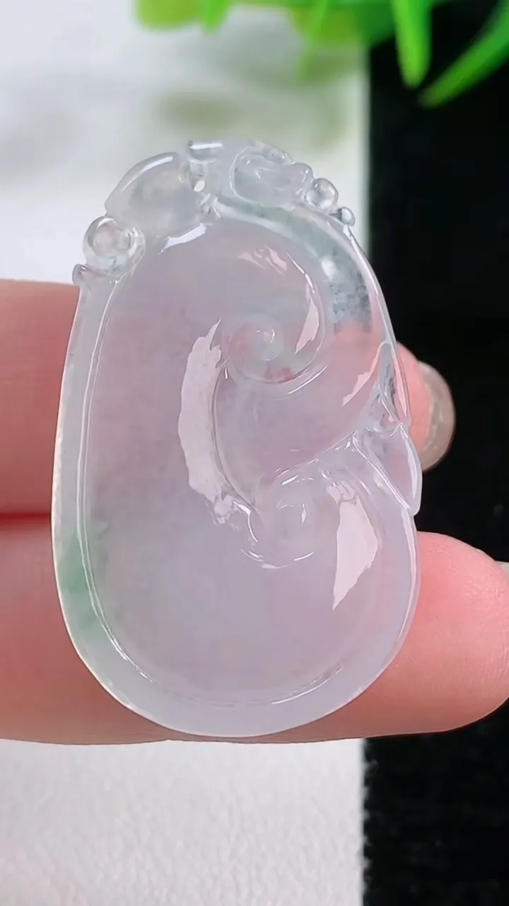 天然A货翡翠如意吊坠，尺寸37.3-22.3-4.7，重量:7.45g
11月26日