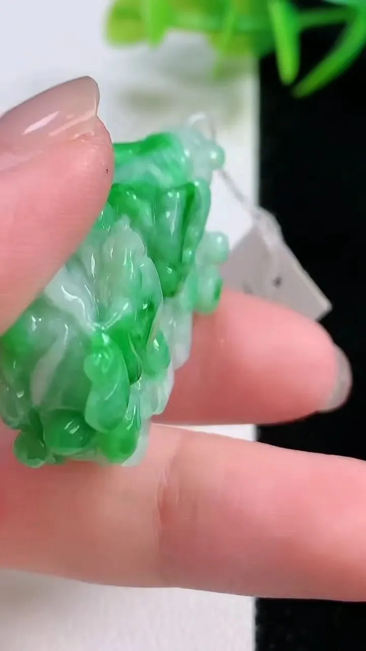 天然A货翡翠白菜吊坠，尺寸46.6-21.8-12.2，重量:22.52g
11月26日