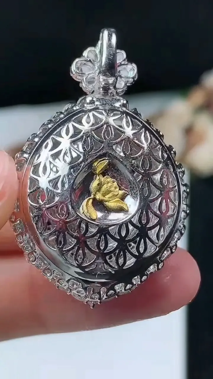 天然A货翡翠蛋面吊坠，尺寸39-25.5-17.7，裸石21-20.5，重量:15.39g
11月26日