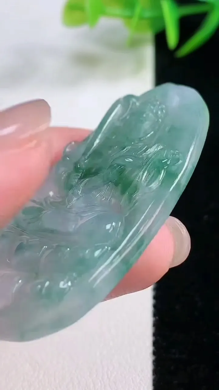 天然A货翡翠不动明王吊坠，尺寸53-31-4.5，重量:16.89g
11月26日