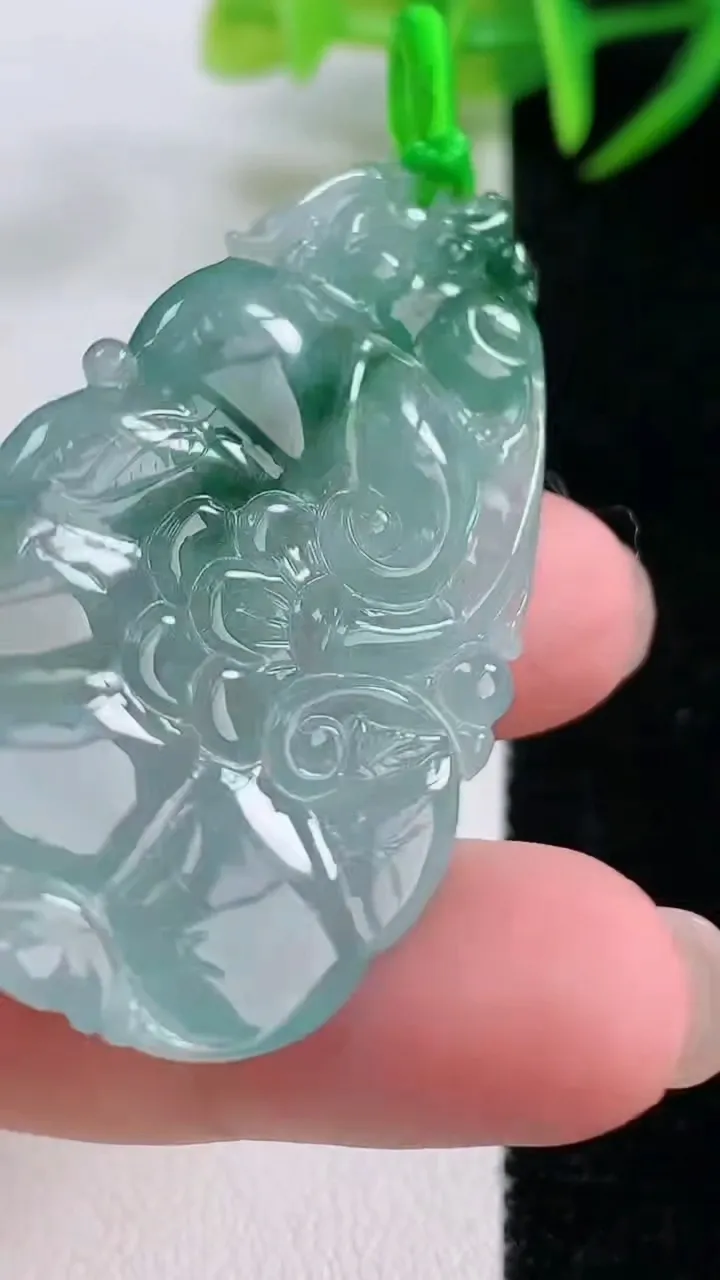 天然A货翡翠冰种飘花如意吊坠，尺寸47.7-26.4-4.2，重量:11.02g
11月26日