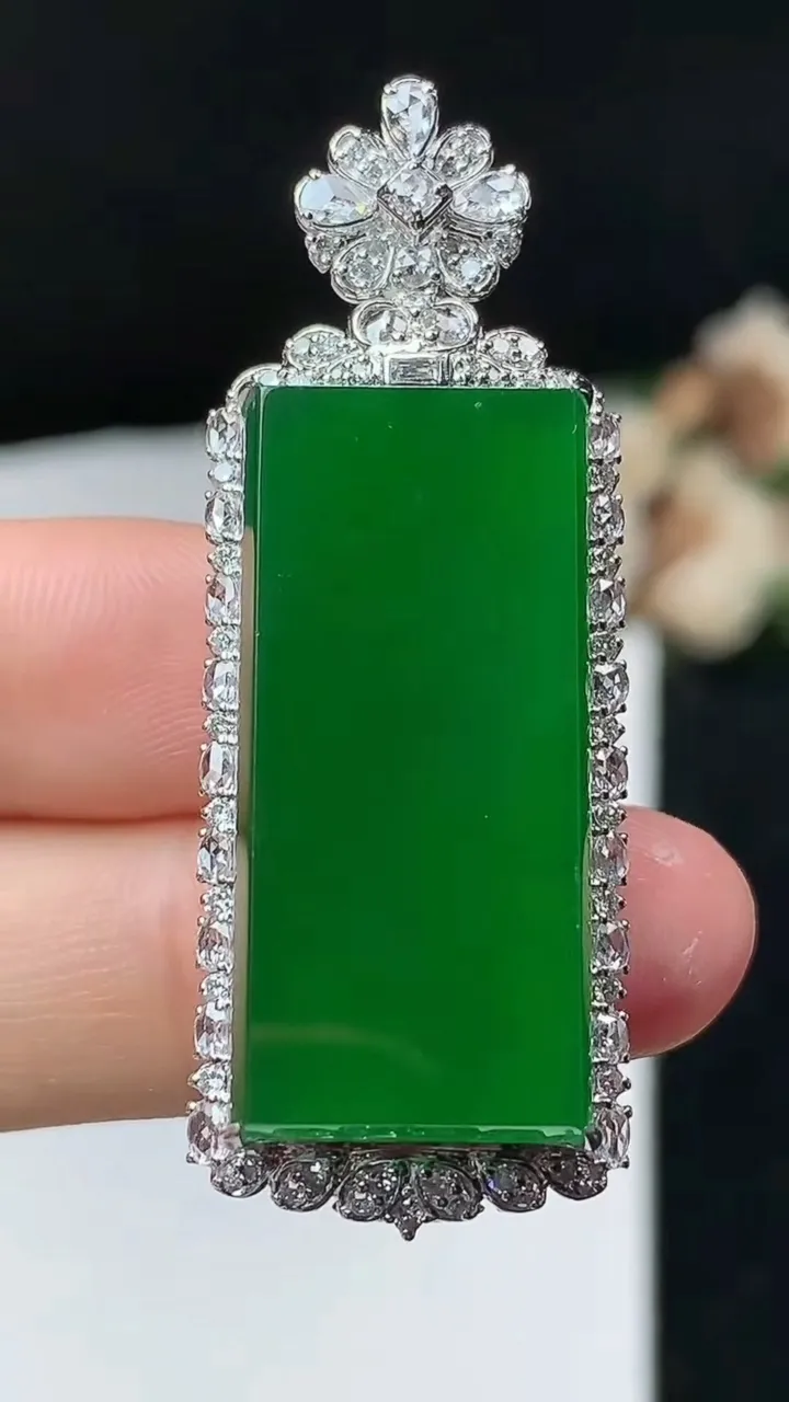 天然A货翡翠无事牌吊坠，尺寸48.3-17.6-11.3裸石30.2-14，重量:11.28g
11月26日