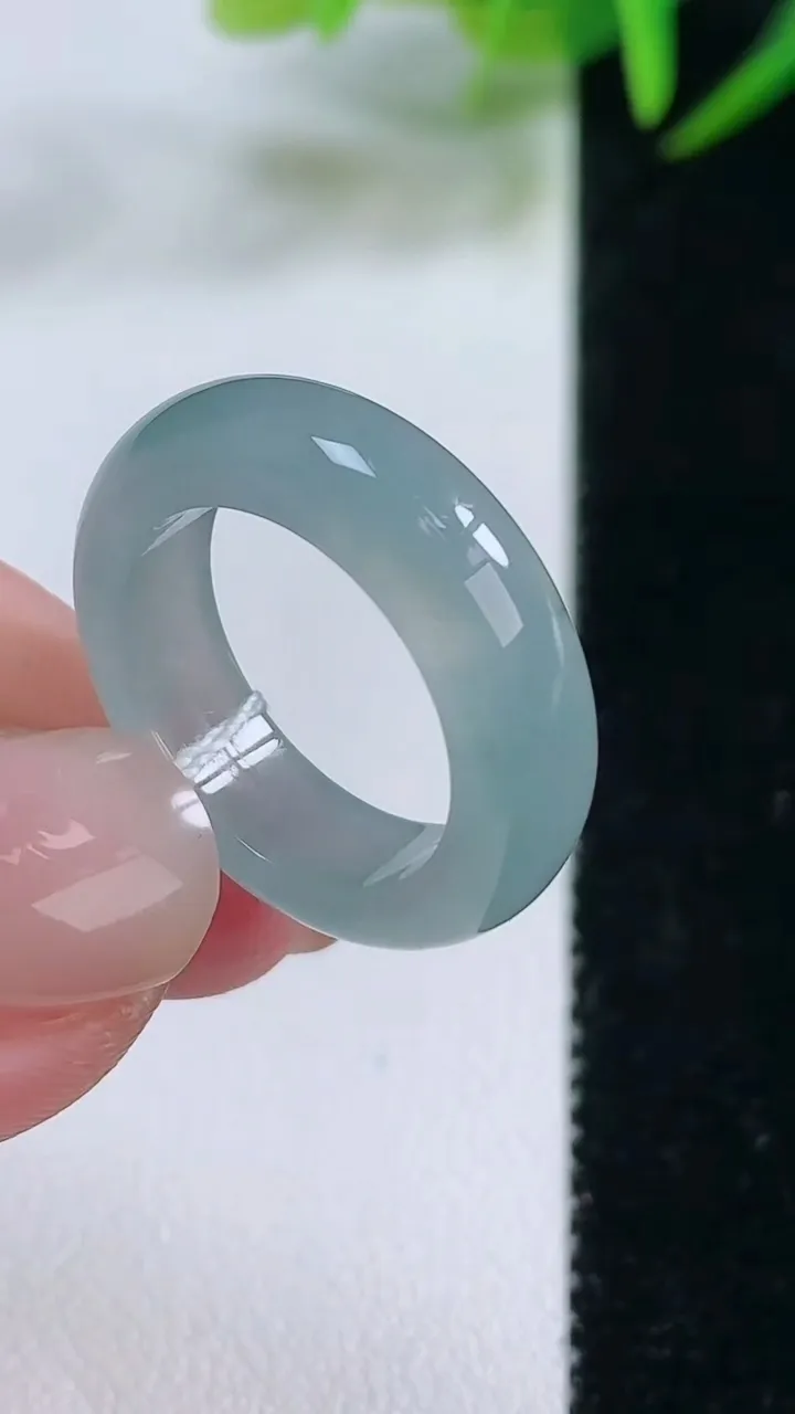 天然A货翡翠冰种飘花指环戒指，尺寸16.6-5.3-3，重量:4.20g2025年11月26日
工厂直销收藏佳品,种好水足，色泽均匀，有种有色，上手高大气！