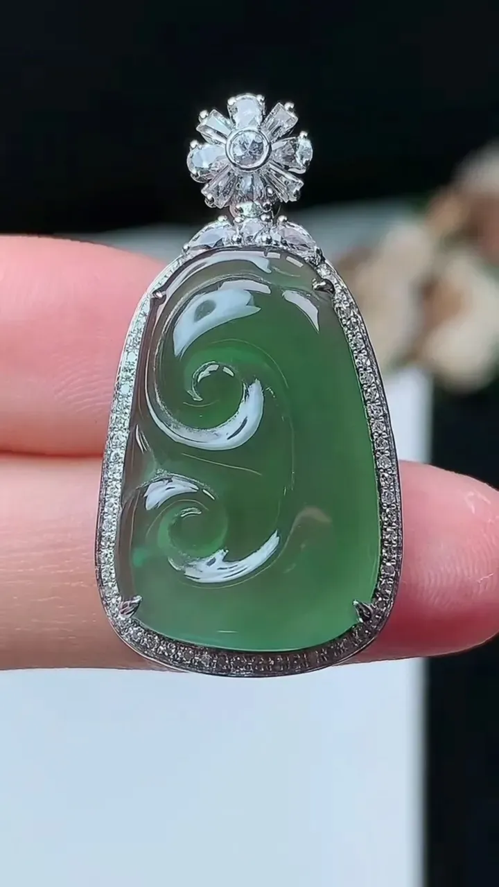 天然A货翡翠如意吊坠，尺寸33.9-17.9-6.8，裸石23-15，重量:4.43g
11月26日