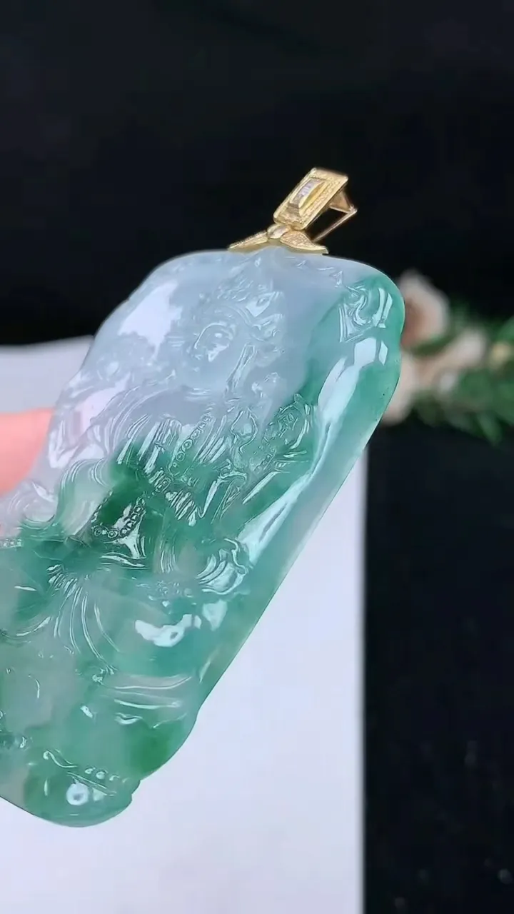天然A货翡翠千手观音吊坠，尺寸65-43.3-7，重量:41.28g
11月26日