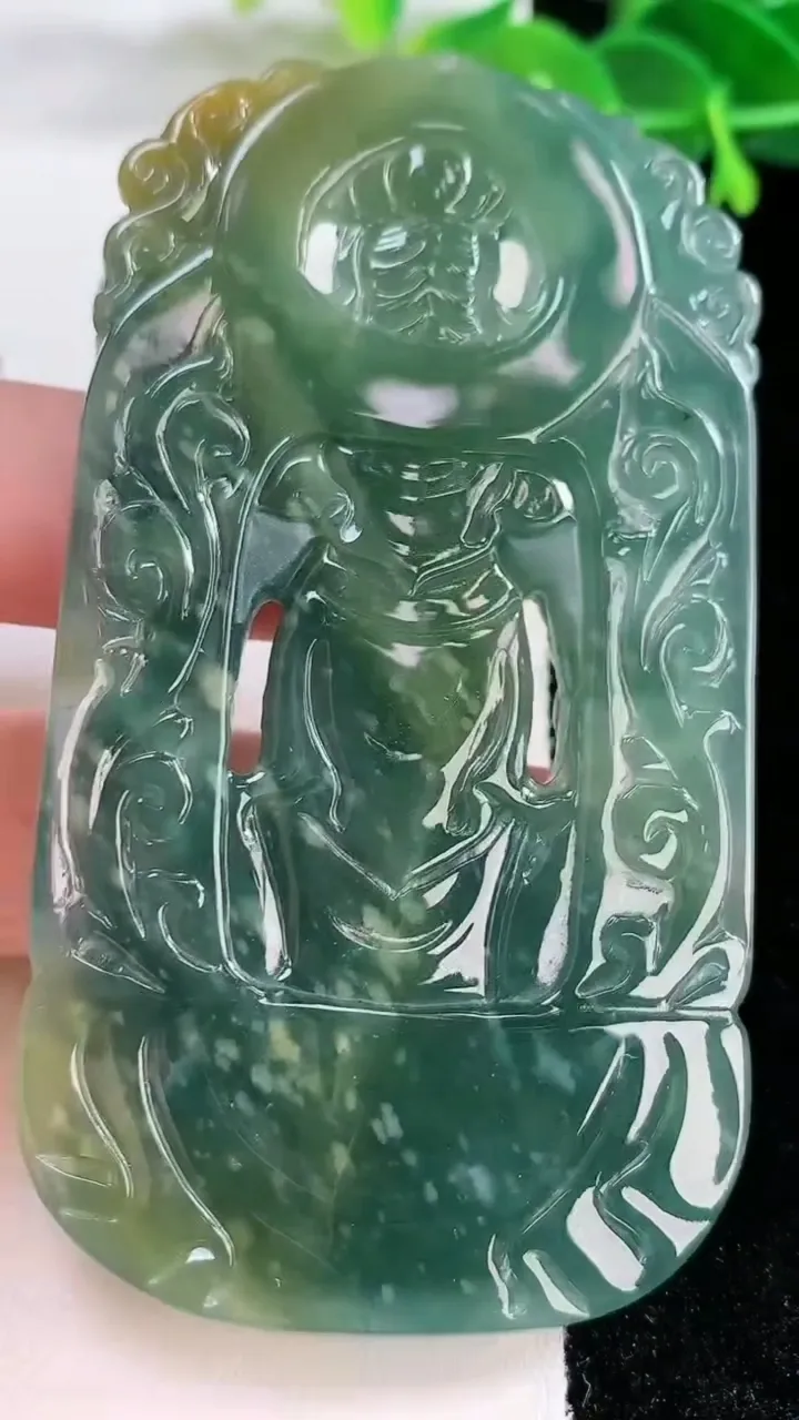 天然A货翡翠双彩千手观音吊坠，尺寸82-44-7，重:52.13g
11月26日