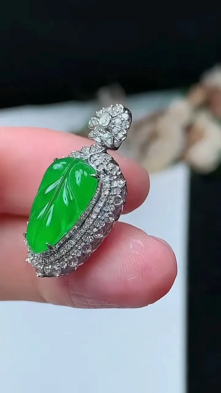 天然A货翡翠金枝玉叶 叶子吊坠，尺寸26.8-13.8-10，裸石14.4-8.4，重量:3.36g
11月26日