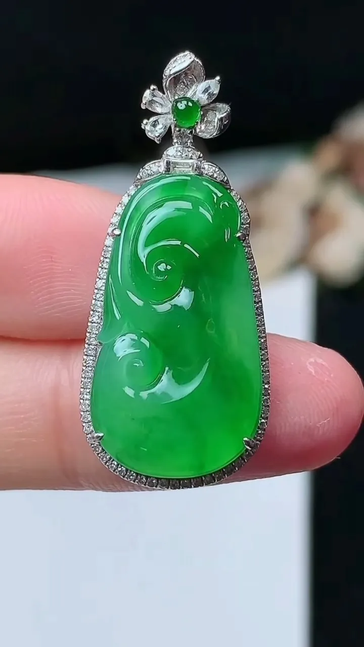 天然A货翡翠如意吊坠，尺寸34.4-15-5.9，裸石23.3-13，重量:4.22g
11月26日