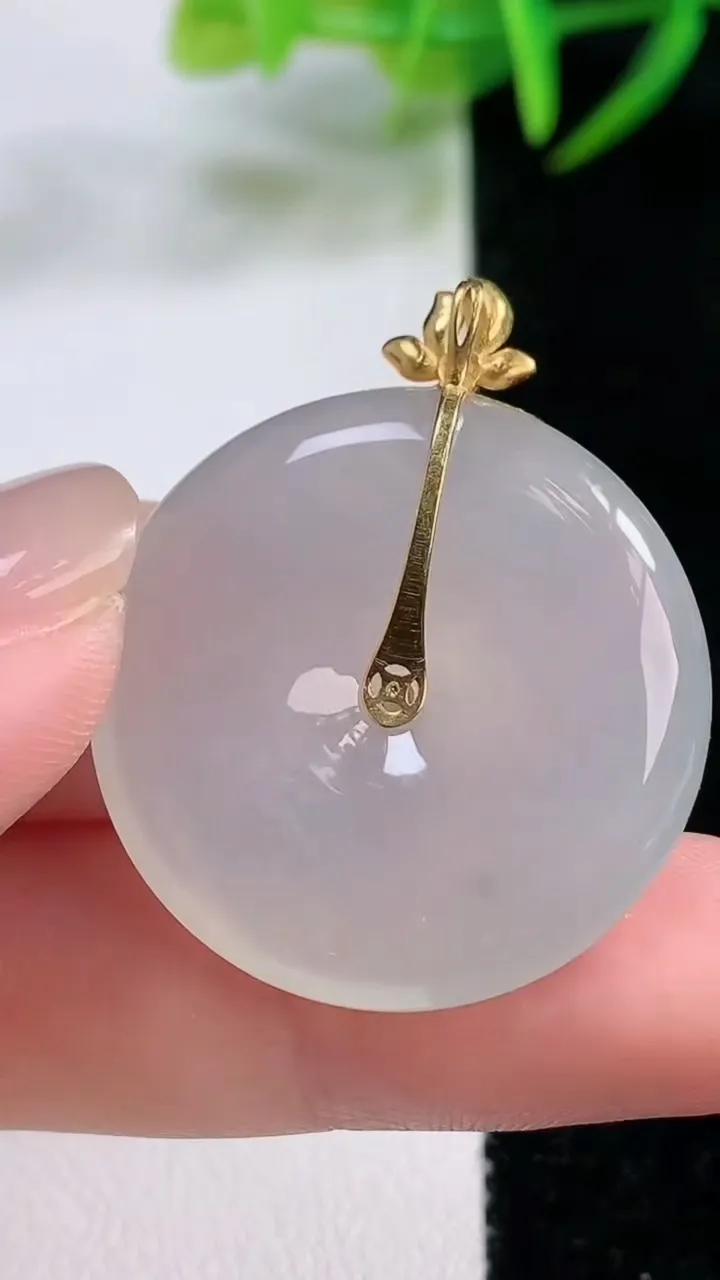 天然A货翡翠种白冰平安扣吊坠，尺寸28.5-5.5，重量:11.08g
11月26日