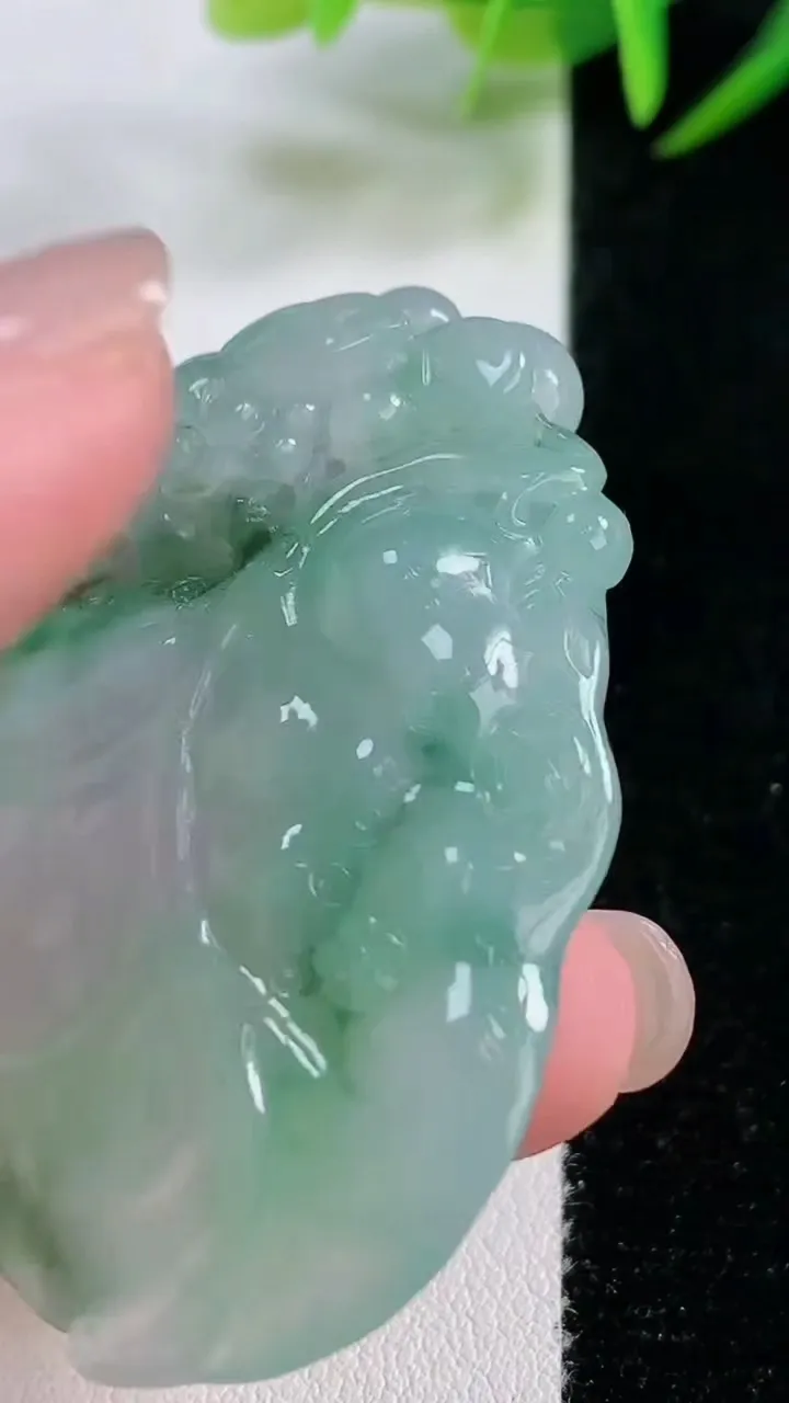 天然A货翡翠金枝玉叶 叶子吊坠，尺寸54-32.2-8.4，重量:32.45g
11月26日