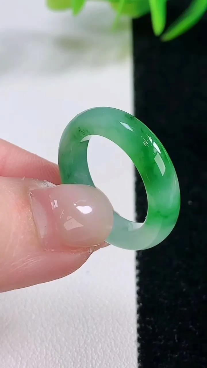 天然A货翡翠指环戒指，尺寸16.6-5-3.6，重量:3.78g2025年11月26日
工厂直销收藏