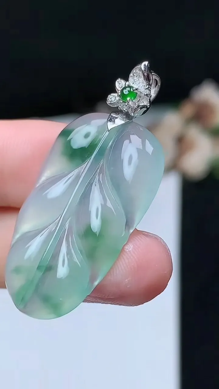 天然A货翡翠金枝玉叶 叶子吊坠，尺寸30.6-19.2-3.4，重量:4.75g
11月26日