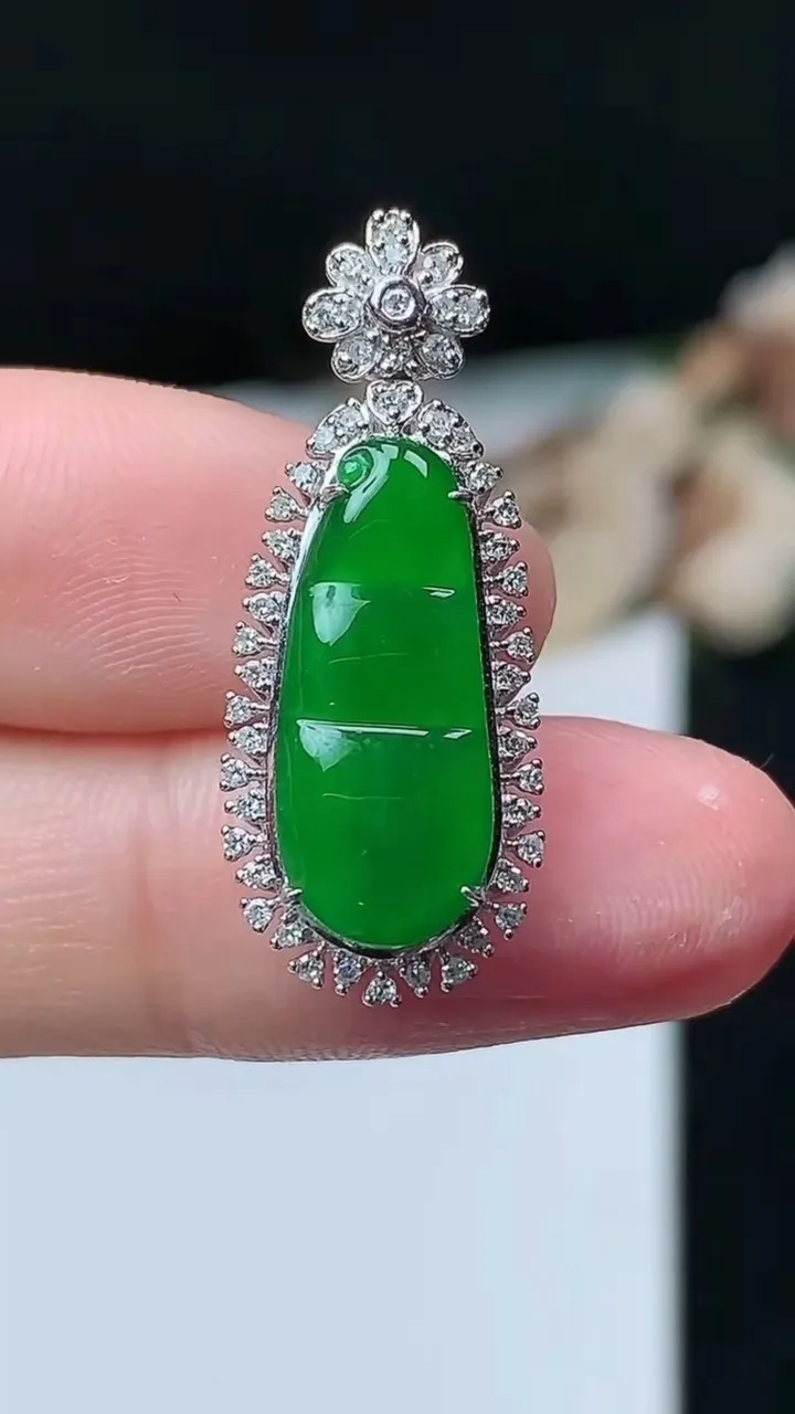 天然A货翡翠福豆吊坠，尺寸28.5-11.6-6，裸石17.6-7.6，重量:2.87g
11月26