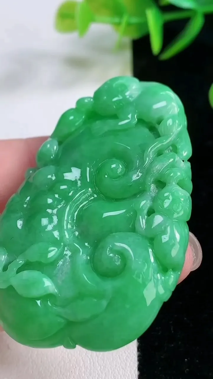 天然A货翡翠如意吊坠，尺寸56.3-37.2-8.4，重量:35.88g
11月26日