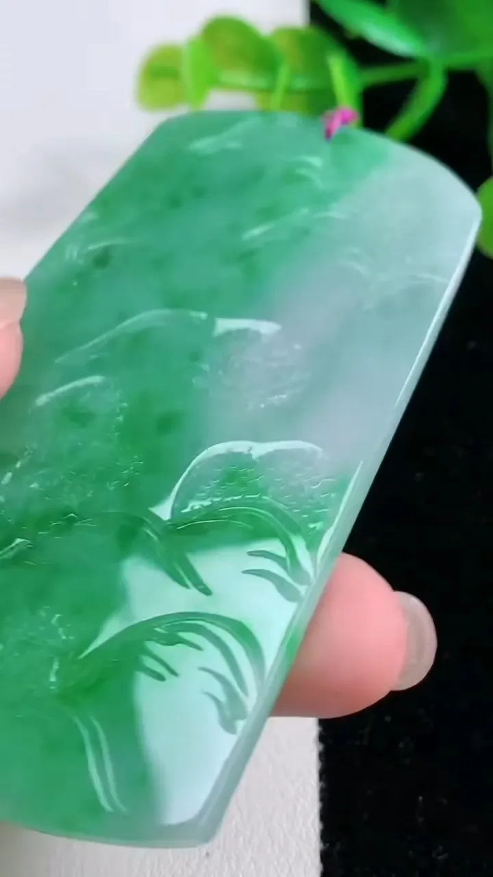 天然A货翡翠山水牌吊坠，尺寸76.7-45-5.6，重量:44.67g
11月26日