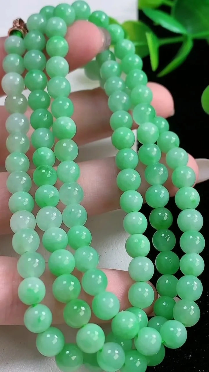天然A货翡翠圆珠项链，尺寸5.7-108颗，重量:41.71g
11月26日