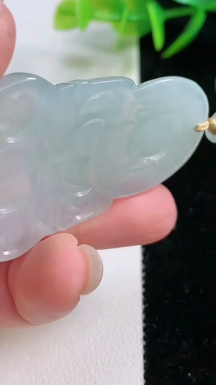 天然A货翡翠观音菩萨吊坠，尺寸52-34.7-5.1，重量:15.88g
11月26日