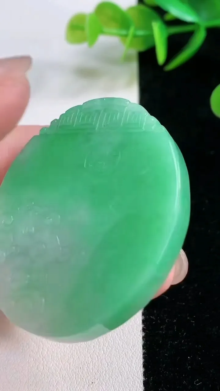 天然A货翡翠复古龙牌吊坠，尺寸49.2-41.7-6，重量:32.27g
11月26日