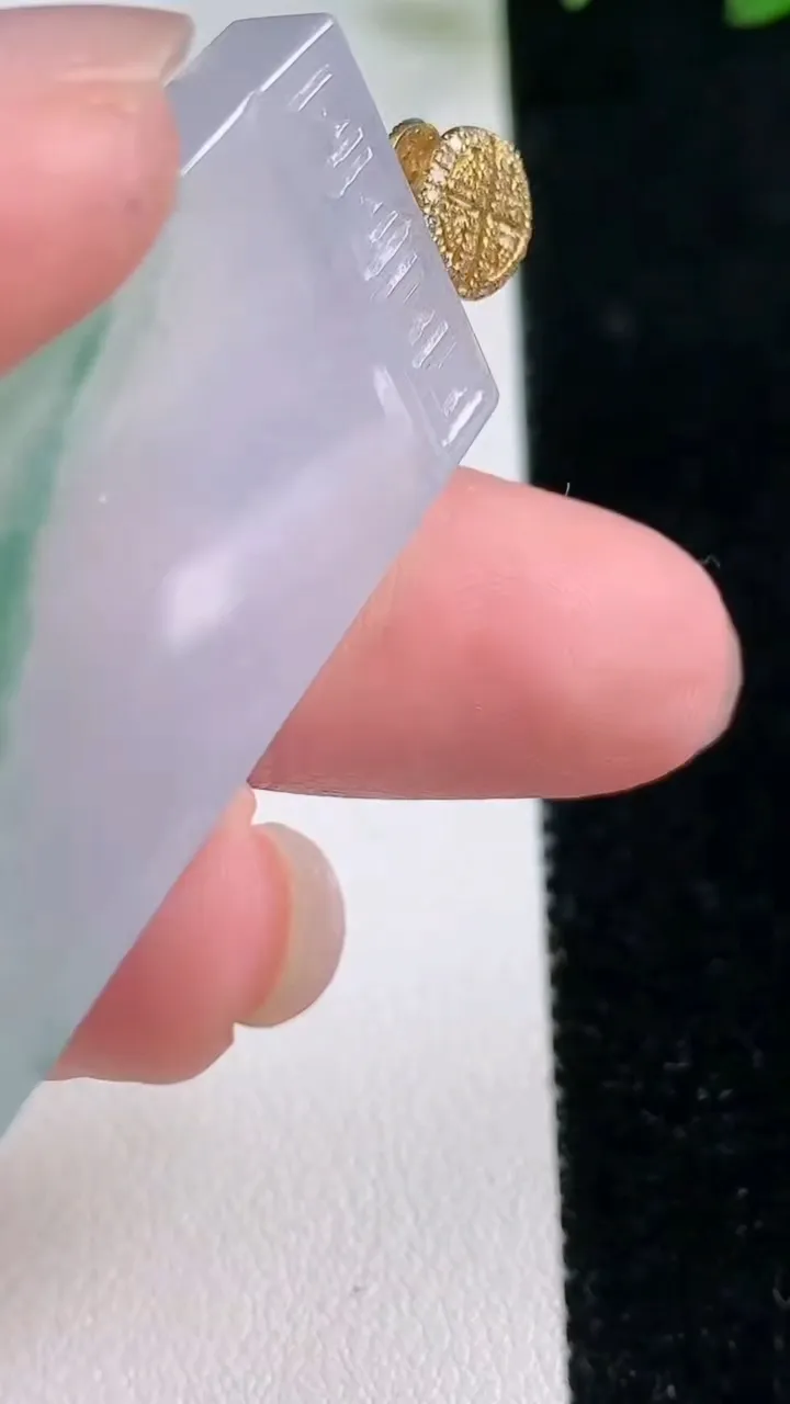 天然A货翡翠种飘花仿古无事牌吊坠，尺寸44-21-5.5，重量:17.43g
11月26日