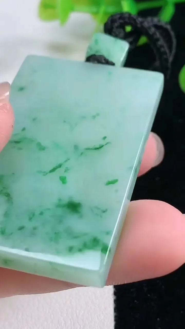 天然A货翡翠仿古无事牌吊坠，尺寸49.3-30.7-5.1，重量:30.33g
11月26日