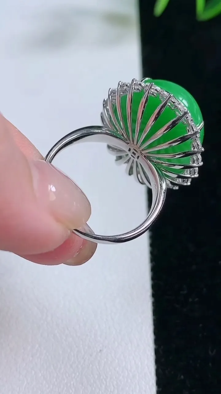 天然A货翡翠蛋面戒指，尺寸18.5-20.8-16.3-12.5，重量:8.16g2025年11月26日
工厂直销收藏佳品,种好水足，色泽均匀，有种有色，上手高大气！