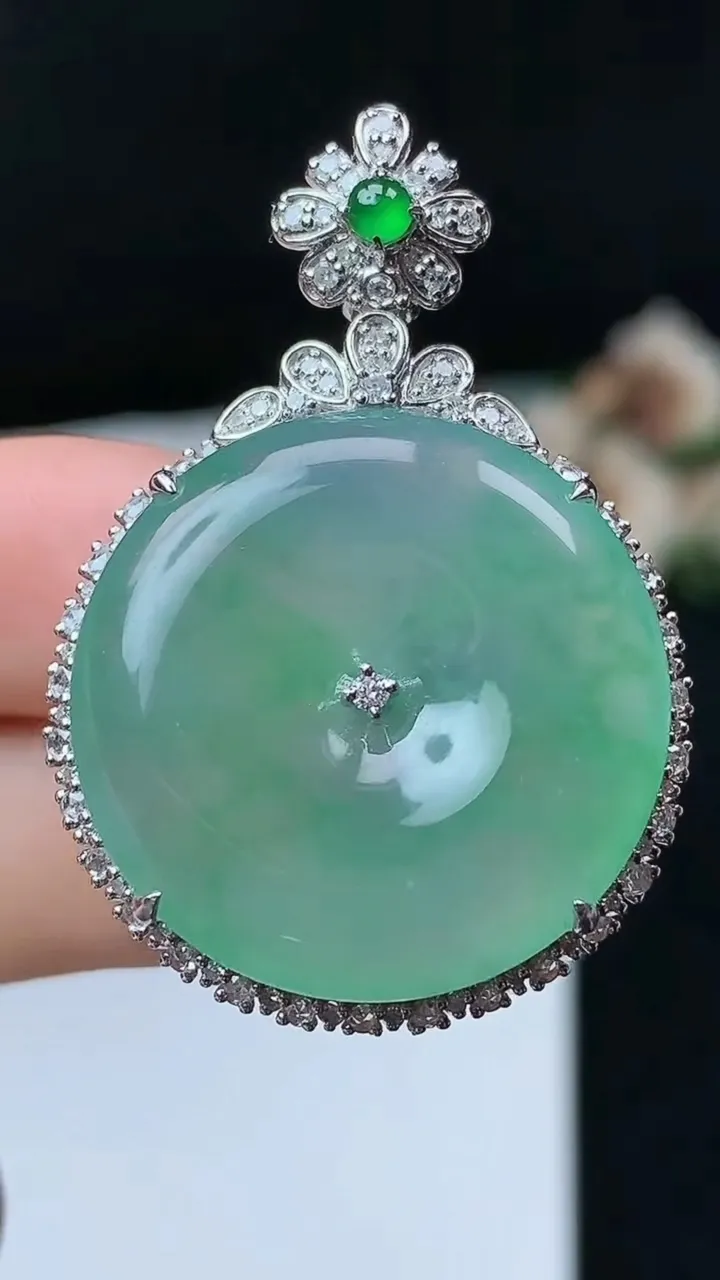 天然A货翡翠平安扣吊坠，尺寸41.7-28.4-9.6裸石25.6，重量:11.46g
11月26日