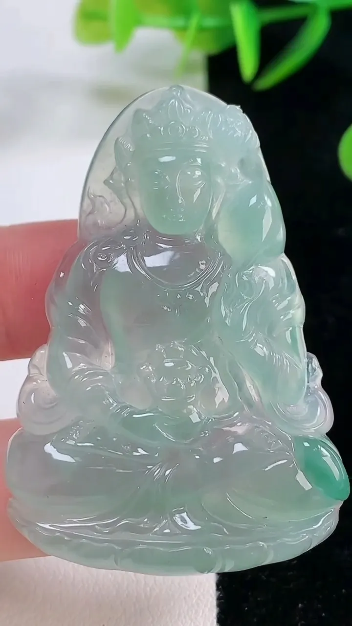 天然A货翡翠大势至菩萨吊坠，尺寸52.2-36.5-6.1，重量:18.42g
11月26日
