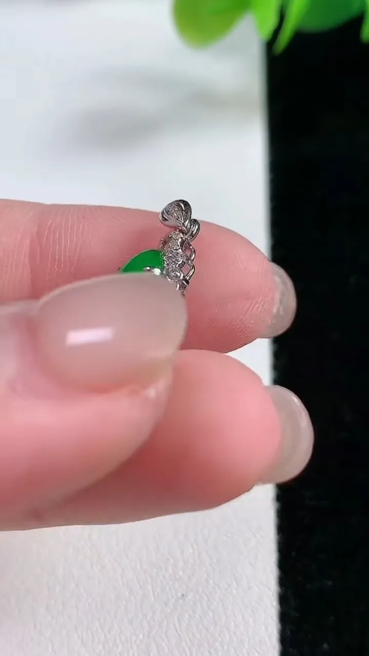 天然A货翡翠福豆吊坠，尺寸27.3-8.3-4.6，裸石20-7.3重:1.72g
11月26日