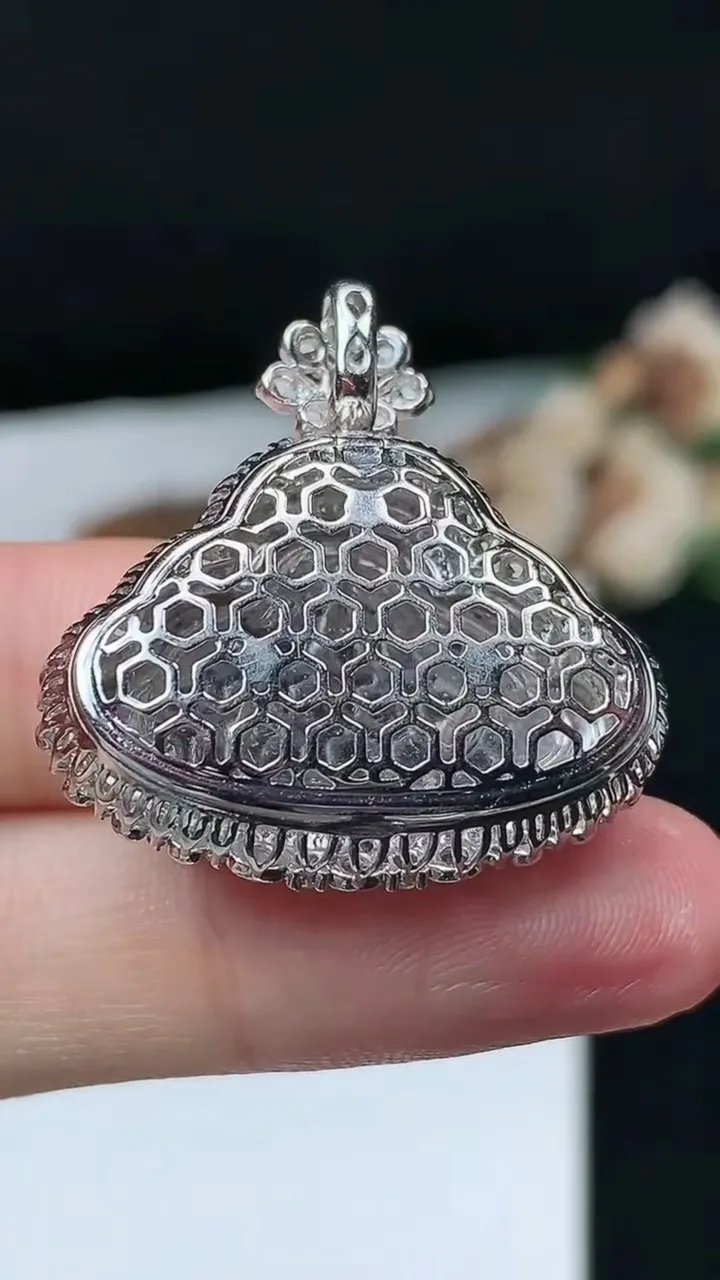 天然A货翡翠佛公吊坠，尺寸29.2-28.6-11.9，裸石15.4-24.8，重量:7.24g
11月26日