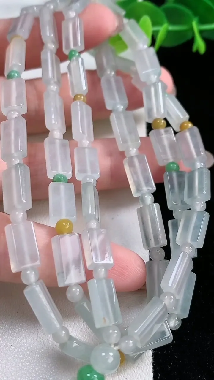 天然A货翡翠种飘花无事牌项链，尺寸10.3-6.2-3.3-53颗，重:37.38g11月26日
工