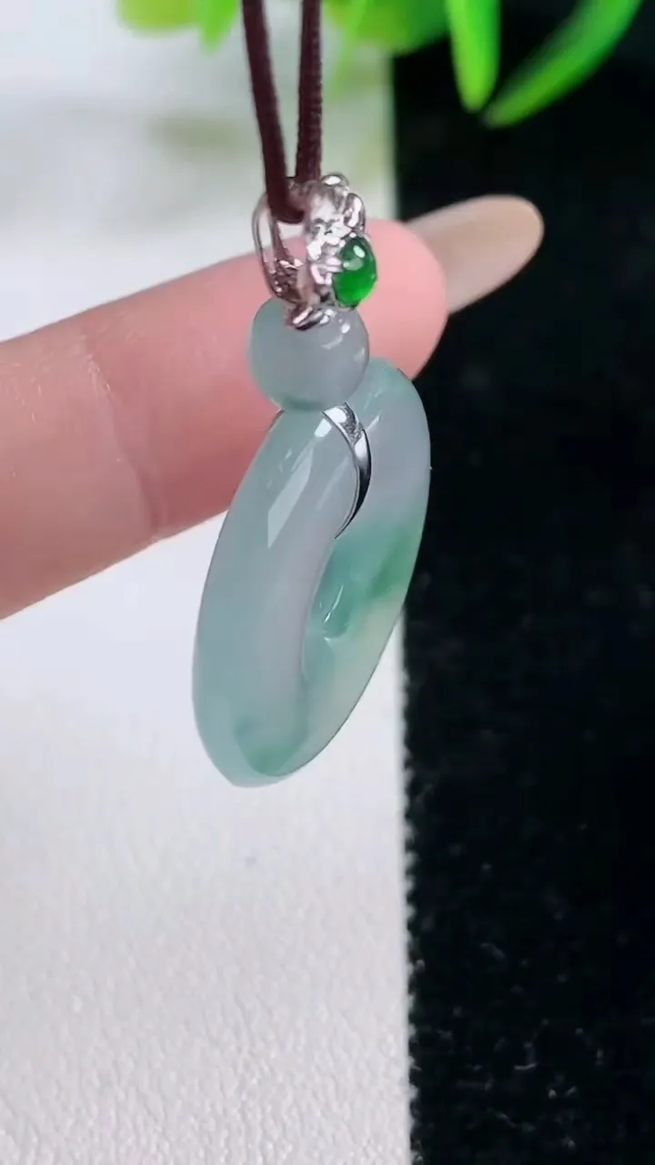 天然A货翡翠平安环吊坠，尺寸22.5-4.6，重量:6.31g
11月26日