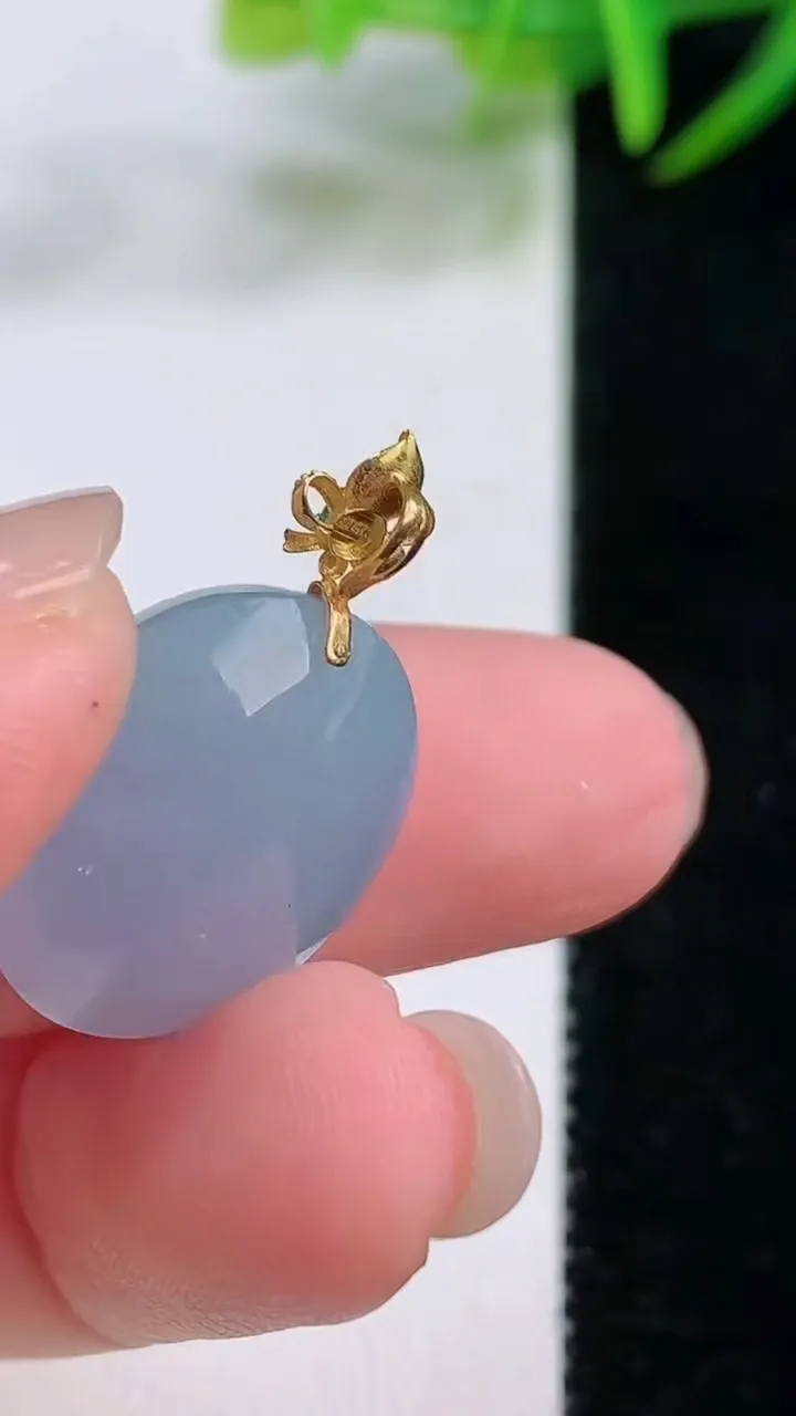 天然A货翡翠18K金紫罗兰蛋面吊坠，尺寸18.6-15.7-10.4，重量:5.42g
11月26日